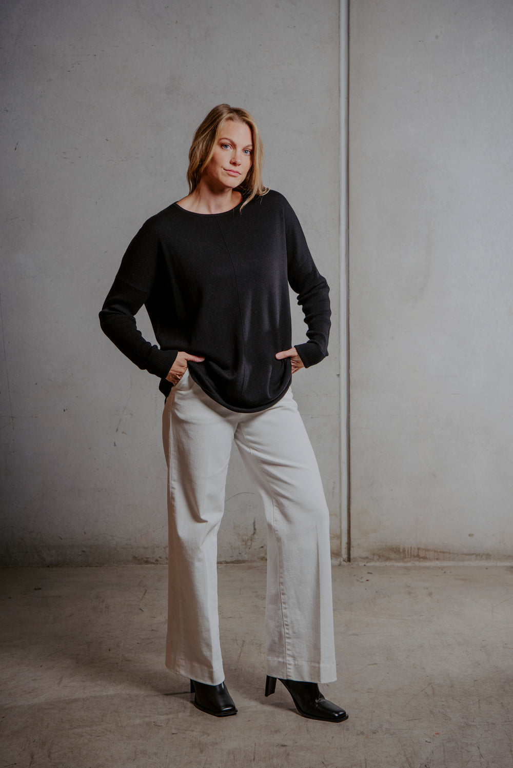Bridge & Lord - Queen Crew Neck Curved Hem Pullover BL5659